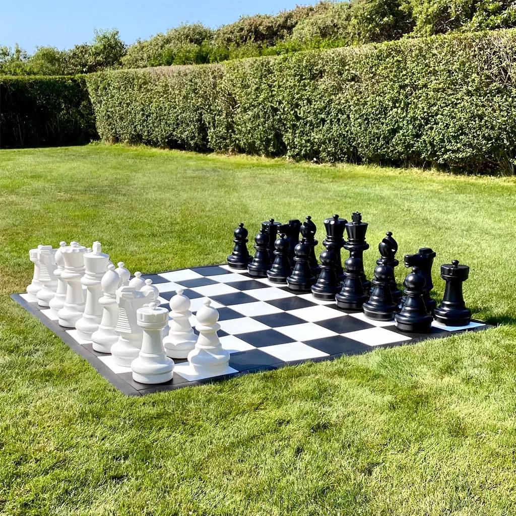 GIANT CHESS