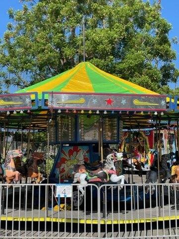 MERRY GO ROUND / CAROUSEL