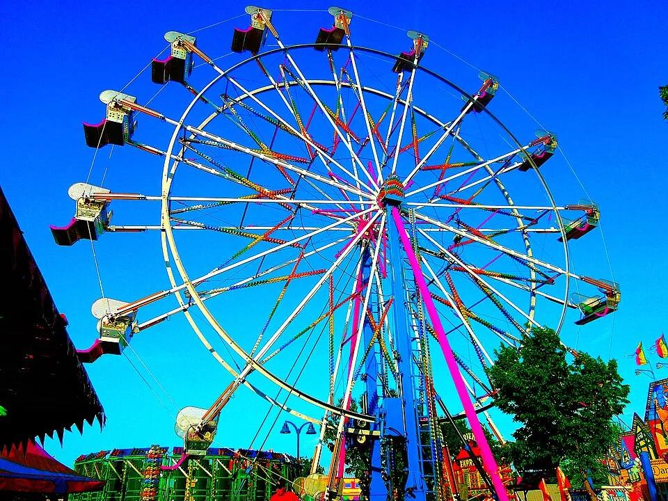 Giant Wheel Ferris wheel with colorful gondolas against a blue sky — Ferris wheel rental Los Angeles